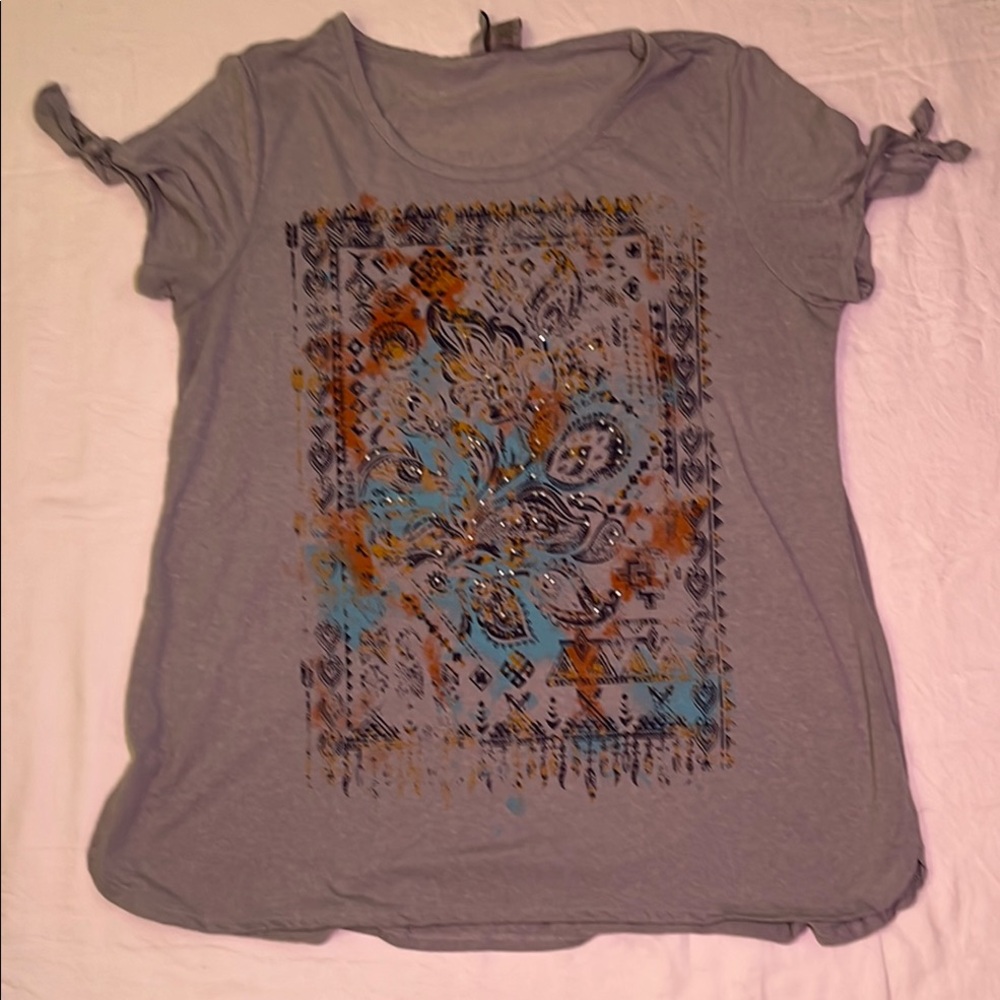 New Directions Weekend Gray Graphic Tee with Artistic Print